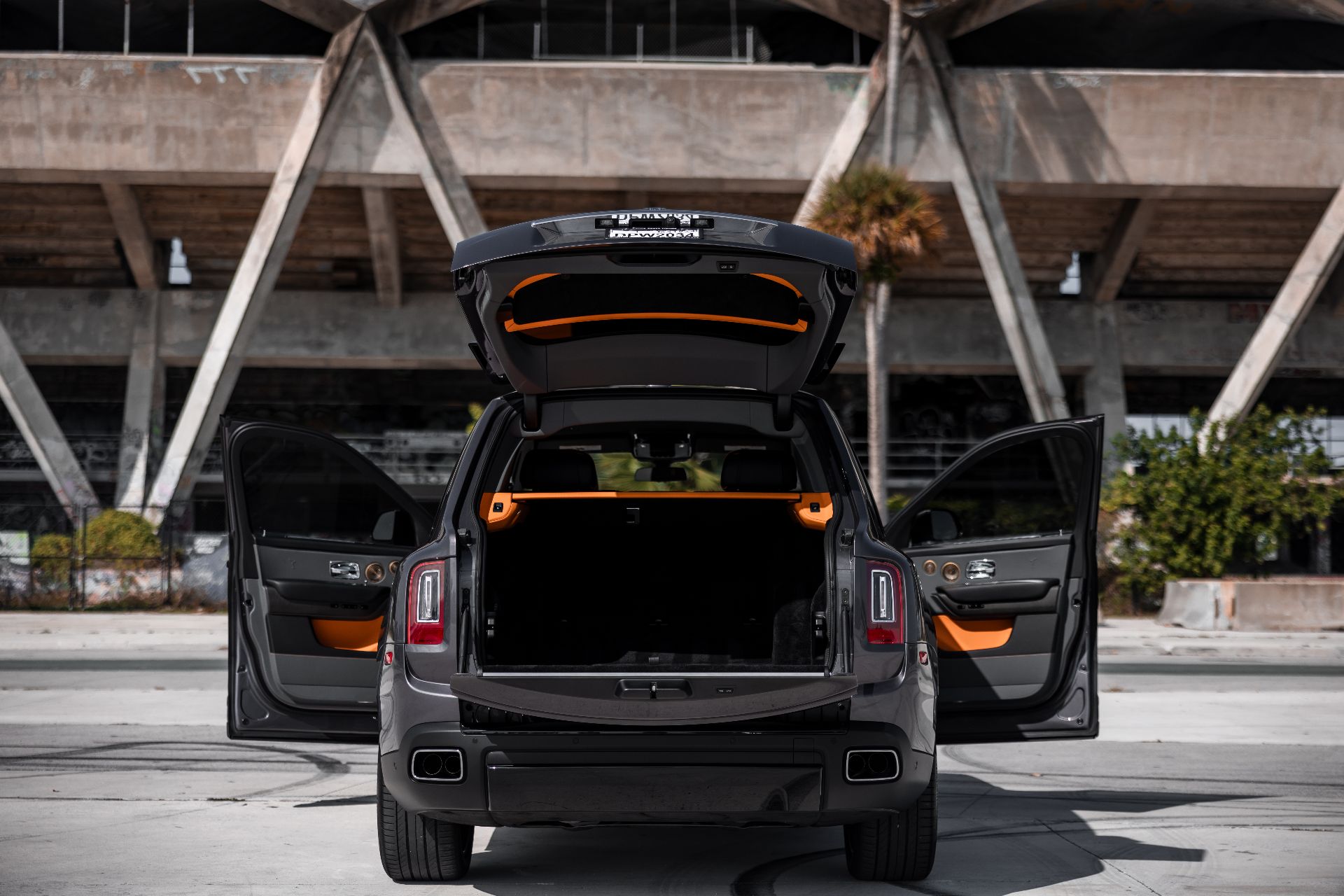 Rolls Royce Cullinan (Gray)